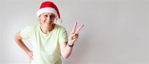 Photo En Gros Plan D Une Femme Excit E D Ge Moyen Mature Portant Un Chapeau De P Re No L Tout