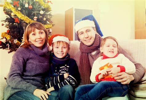 Retrato De La Familia De Cuatro Miembros Feliz Imagen De Archivo