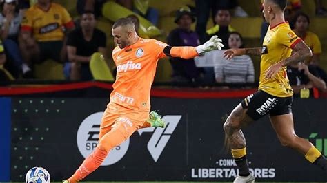 Weverton comemora partida sem sofrer gols e dedica vitória do Palmeiras