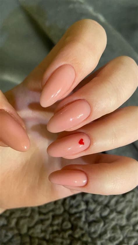 Jennifer Lopez nos enseña a usar las uñas acrílicas nude para lucir manos jóvenes Panorama