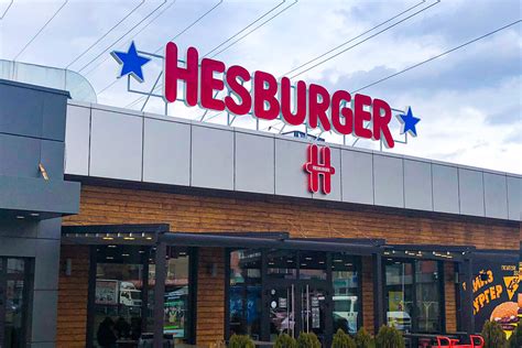 Обемни букви от плексиглас и страници от алуминий за Hesburger