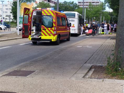 Métropole de Lyon Percuté par un bus à Rillieux la Pape un jeune