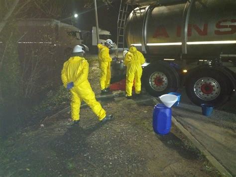 Controlada La Fuga De ácido Clorhídrico Del Camión Parado En Una