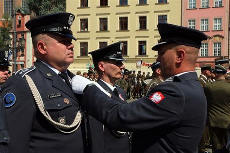 Wi To Wojska Polskiego We Wroc Awiu Na Rynku Wr Czono Odznaczenia I