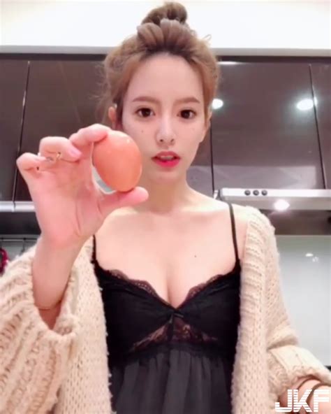 Đăng video dạy cách làm bánh quy nàng hot girl khiến fan hâm mộ nức nở vì sự đảm đang khéo tay