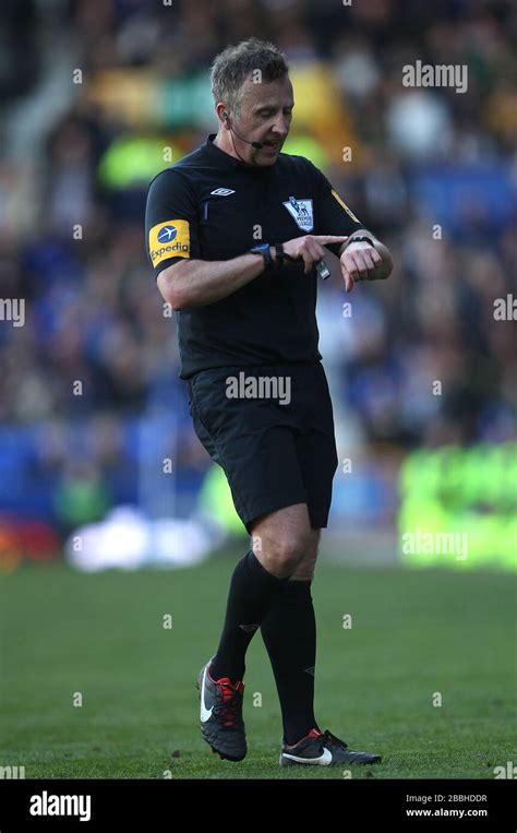 Jon Moss, referee Stock Photo - Alamy