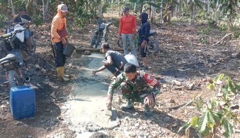 Atasi Kesulitan Warga Babinsa Koramil Ulaweng Bantu Perbaikan