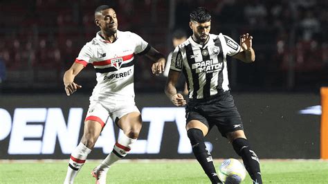 Botafogo se mantém na liderança do Brasileiro ao empatar São Paulo