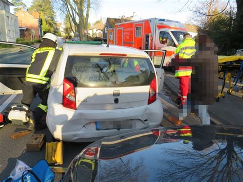 Pol Me Zwei Personen Bei Auffahrunfall Leicht Verletzt Haan