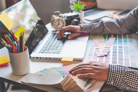 Uma Agencia De Design Grafico Esta Trabalhando - A equipe de criação do designer gráfico está atualmente trabalhando no ...