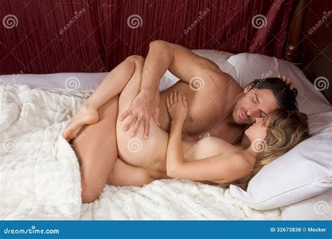 Jeunes Couples Sensuels érotiques Nus Affectueux Dans Le Lit Photo