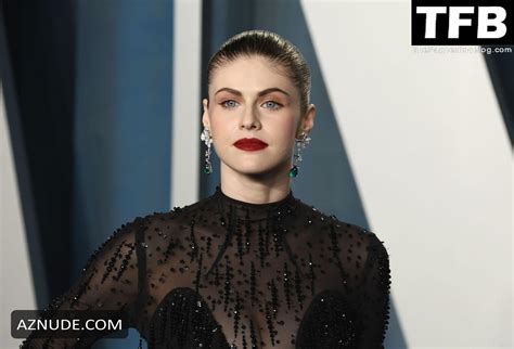 Alexandra Daddario Sexy Seen Flaunting Her Hot Cleavage At The Vanity Fair Oscar Party In