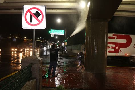 Trabajan en limpieza de bajo puentes de avenida Teófilo Borunda