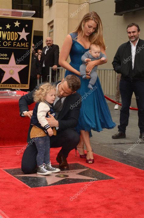 Actor Ryan Reynolds with family – Stock Editorial Photo © s_bukley ...