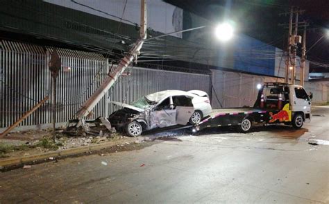 Joven Conductor Colisionó Contra Otro Vehículo Y Chocó Con Un Poste Iba A Exceso De Velocidad