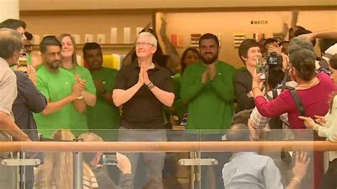 Tim Cook Inaugurates India S Nd Apple Retail Store In Delhi S Saket