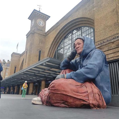 Londres la statue géante d un sans abri installée dans une gare pour