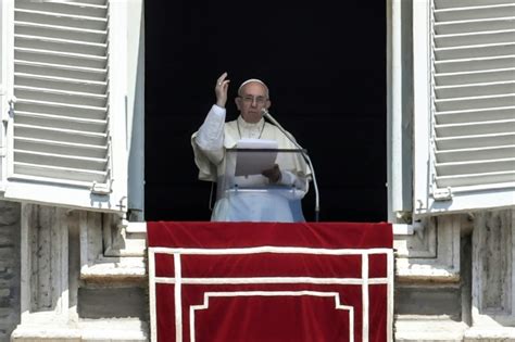 Papa Francisco saúda casal gay de Curitiba por batizar filhos ISTOÉ Independente