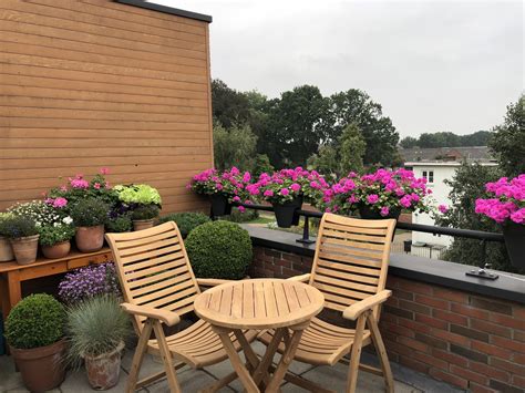 Opzoek Naar Een Tuinset Voor Je Balkon Twee Stoere Houten Tuinstoelen