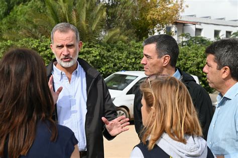 Felipe e Letizia sporchi di fango Sánchez bastonato La sovrana piange