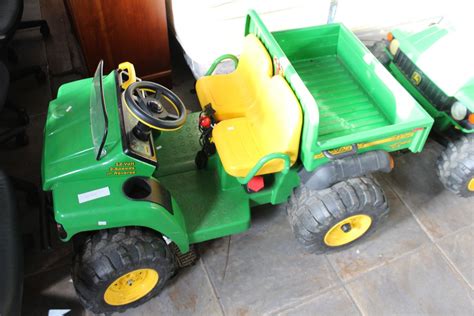 JOHN DEERE GATOR RIDE ON TOY WITH CHARGER WORKING - Big Valley Auction