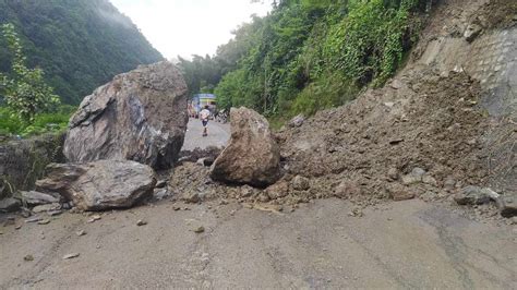 फिस्लिङ नजिकै पहिरो खस्दा पृथ्वी राजमार्ग दुईतर्फी अवरुद्ध