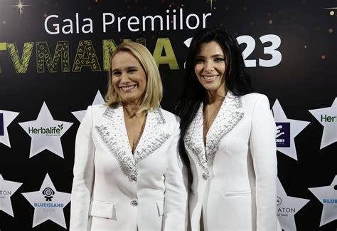 Andreea Esca și Corina Caragea îmbrăcate la fel la gala Premiilor