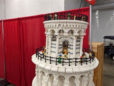 Riesiger LEGO Nachbau Schiefer Turm von Pisa wirklich schräg