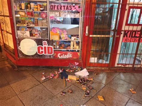 Rompieron La Vidriera De Un Kiosco Con Un Palo Para Saquearlo « Diario