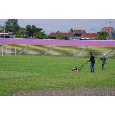 Rumput Lapangan Sepak Bola oleh PT LENGKA SPORTINDO di Bandung