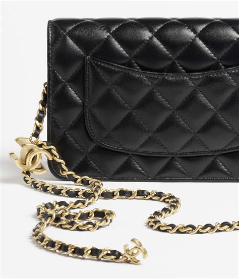 Wallet on chain - Shiny lambskin & gold-tone metal, black — Fashion ...