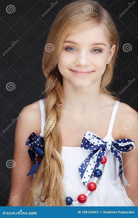 Verticale De Jeune Fille Blonde Avec Des Yeux Bleus Image Stock Image