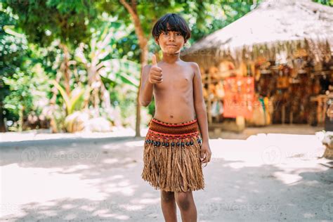 Indio Criança Menino - jovem índio da tribo pataxo do sul da bahia. criança indiana sorrindo e ...