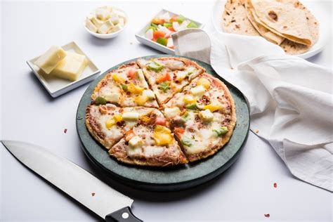 Premium Photo Chapati Pizza Made Using Leftover Roti Paratha With