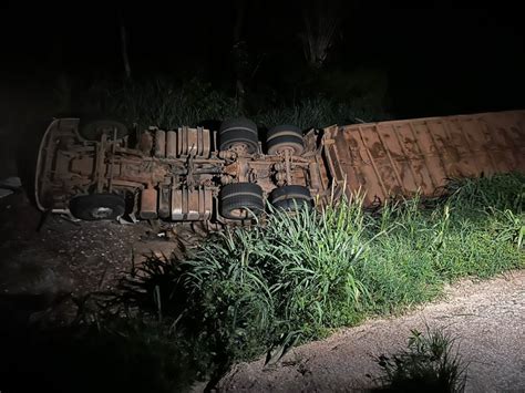 Caminh O Carregado Bois Tomba Na Serra De S O Vicente O Livre