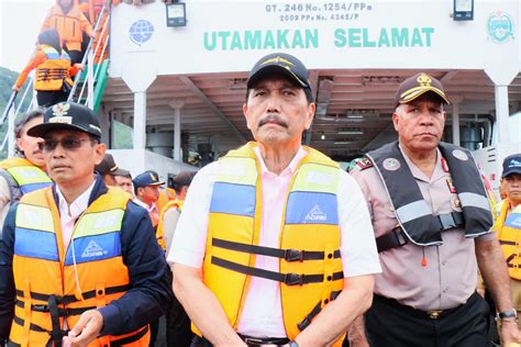 Menko Kemaritiman Kunjungi Korban Kapal KM Sinar Bangun Di Danau Toba