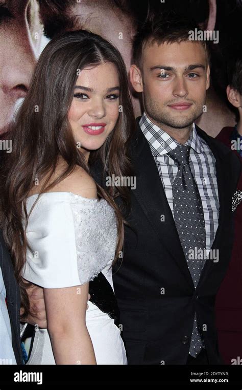 Hailee Steinfeld And Douglas Booth Banque De Photographies Et D’images à Haute Résolution Alamy