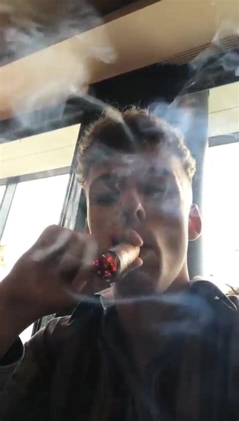 Hot young twink smokes big cigar ThisVid 中文
