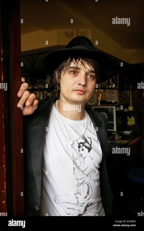 Pete Doherty At Pub In East London 16th June 2009 Stock Photo Alamy