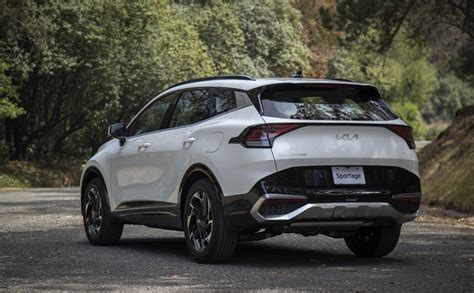 Kia Sportage 2023 en México color blanco diseño exterior con espejos