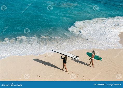 Bella Giovane Donna In Bikini Con Il Bordo Di Spuma Alla Spiaggia Dell Isola Tropicale