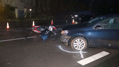 Unfall In Bamenohl Auto Kracht In Roller Fahrer Schwer Verletzt