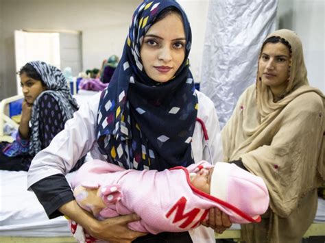 Afghan Woman Heals Pakistans Poor Unhcr Canada