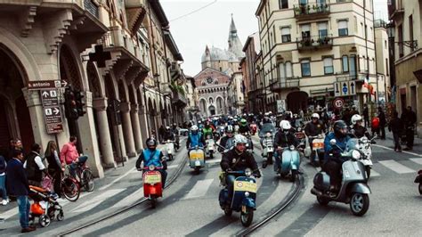 Dodicesimo Raduno Vespa Club Roncajette Centinaia I Mezzi Vecchi E Moderni