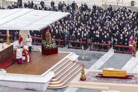 Pogrzeb Benedykta XVI Trumna z ciałem papieża seniora zostanie złożona