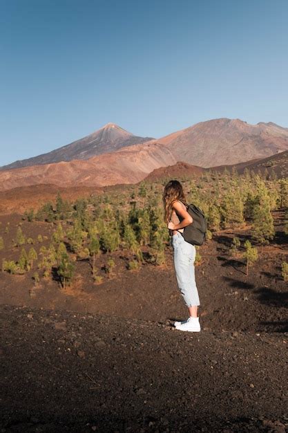 Chica Haciendo Una Caminata En El Parque Nacional Del Teide En La Isla