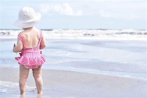 Nago w majtkach czy w minibikini jak puszczać dziecko na plażę