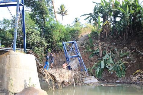 Jembatan Roboh Warga Bantargadung Sukabumi Nekad Turun Ke Sungai Untuk