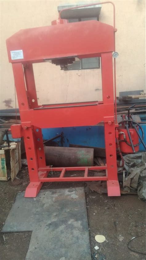 Mild Steel Hydraulic Press Hand Operated Machine Capacity 100 Ton At