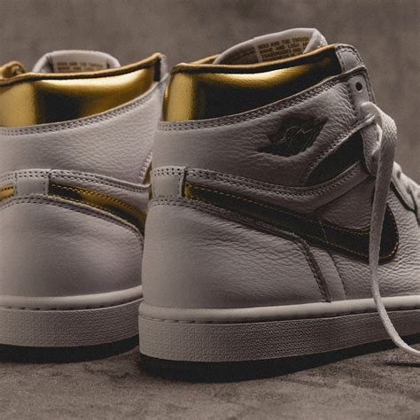 Nike Wmns Air Jordan 1 Retro High OG *White and Gold* » Buy online now!